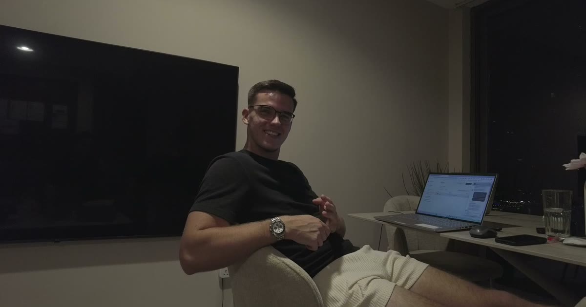 Entrepreneur qui travaille le soir dans une villa KONNECT